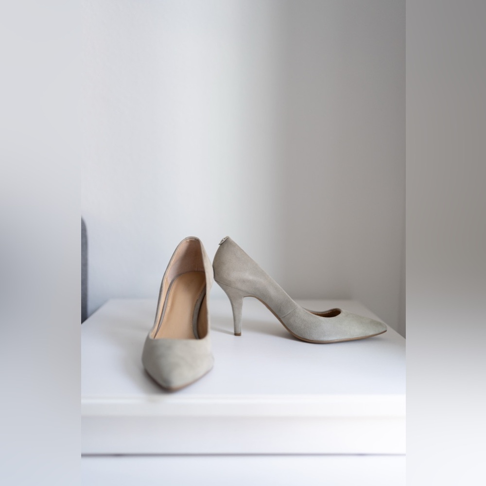 MICHAEL Michael Kors Flex Suede Mid-Heel Pumps | Dusty Blue | Size 8.5 - Picture 3 of 5